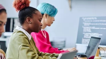 Gen Z al lavoro al PC in un ufficio moderno